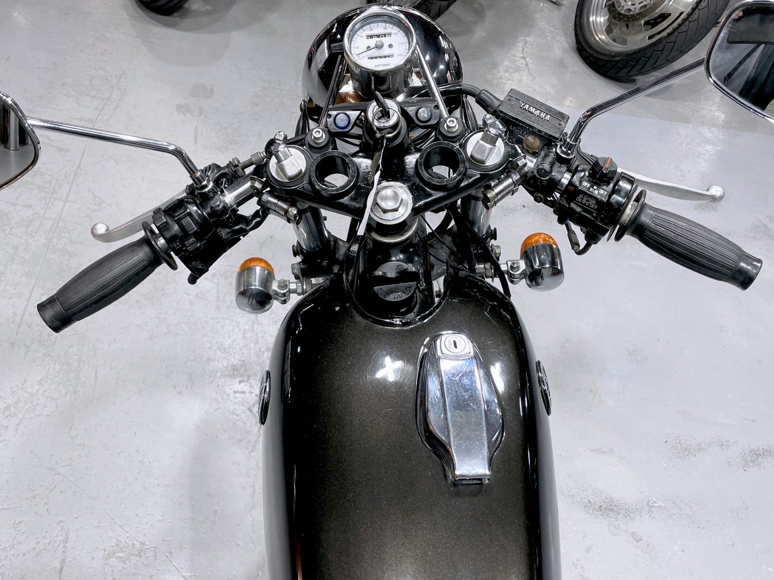 YAMAHA SR400 2H6 – 京都のバイクショップSPEC-M（スペックエム