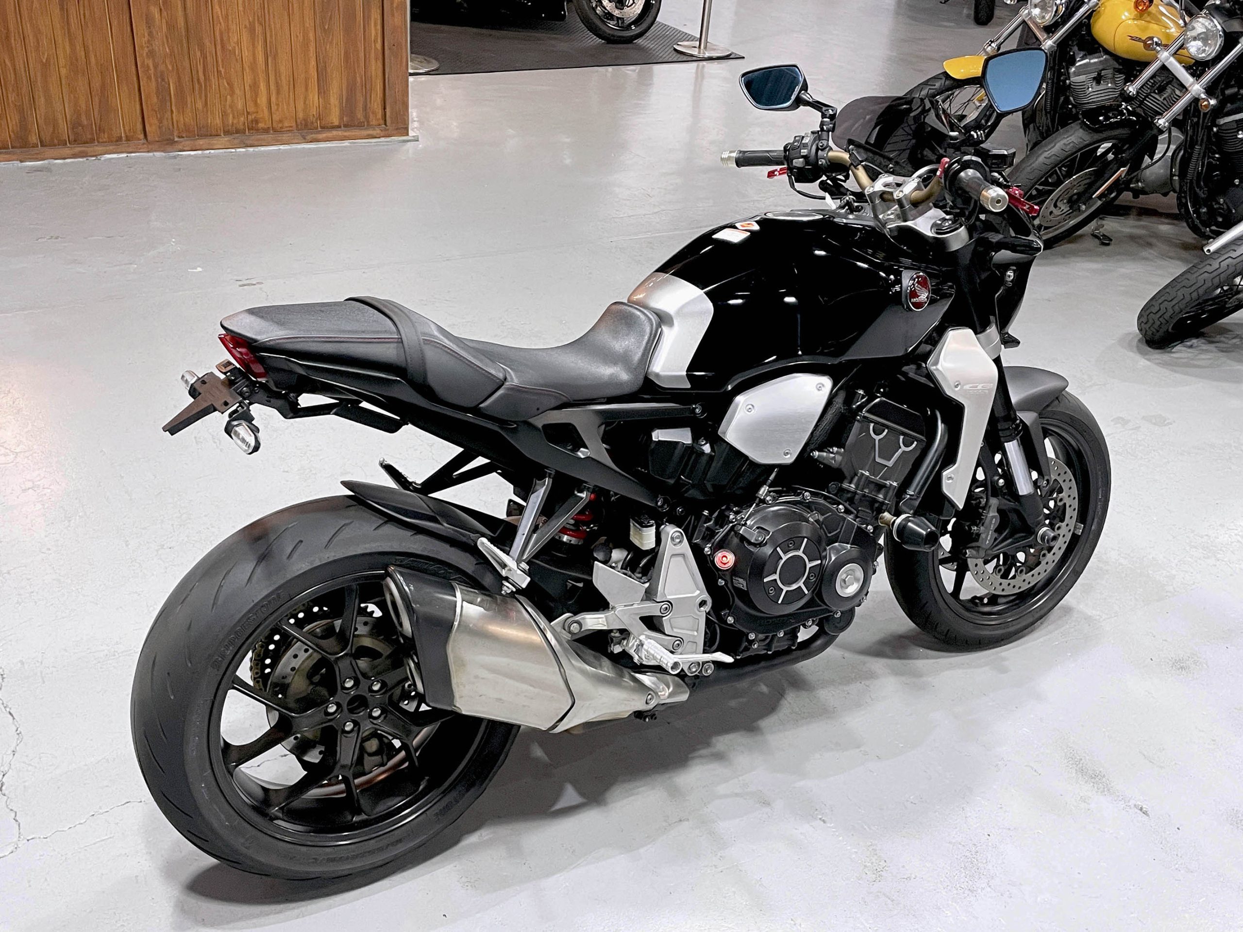 HONDA CB1000R ABS SC80 – 京都のバイクショップSPEC-M